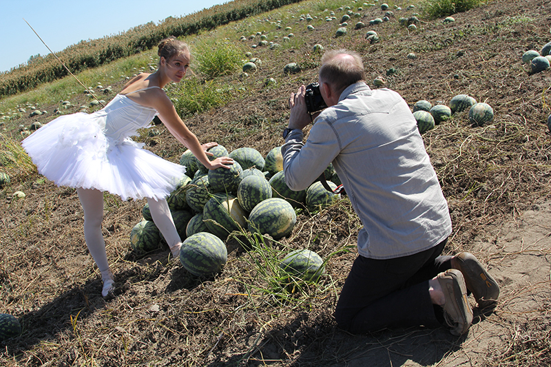 Астраханские балерины поучаствовали в фотосессии на фоне арбузов и лотосов