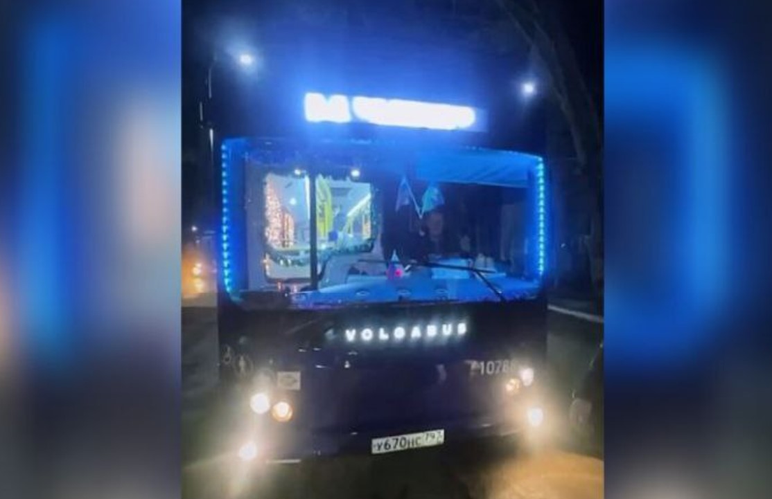 В Астрахани появились новогодние автобусы