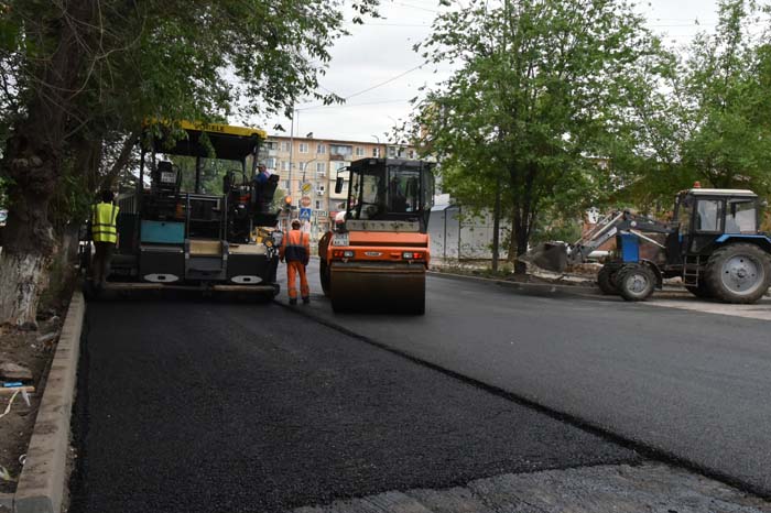 В Астрахани на улице Маркина полностью меняют асфальт