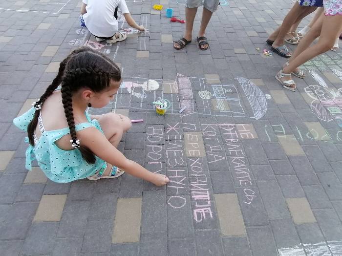 Конкурс детских рисунков на асфальте «Берегись поезда!» провели астраханские железнодорожники