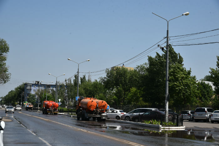 Астраханские коммунальщики устраняют наводнения в городе