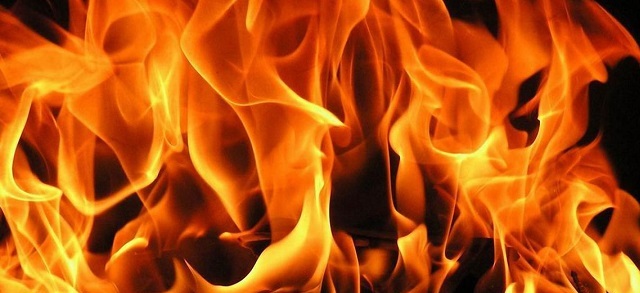 В Астрахани сгорели дом и дача