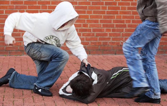 В Астраханской области двое парней дважды избили 17-летнего знакомого,  требуя от него денег