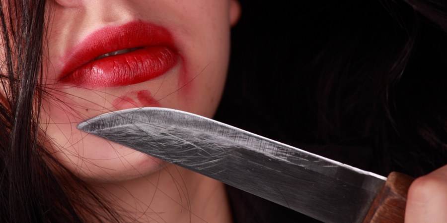 Астраханка едва не зарезала супруга, разбудившего ее 