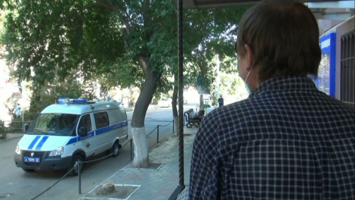 За три решетки 600 рублей: появились кадры допроса похитителей ливневых решеток с Милицейского моста в Астрахани