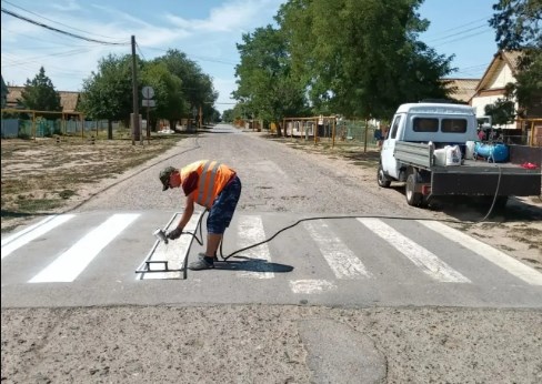 На юге Астраханской области перед учебным годом обновили «зебры» 