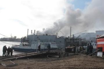 В Астрахани сгорел корабль