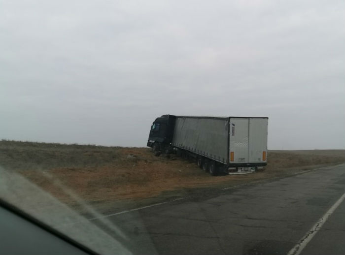 Под Астраханью фура улетела с трассы