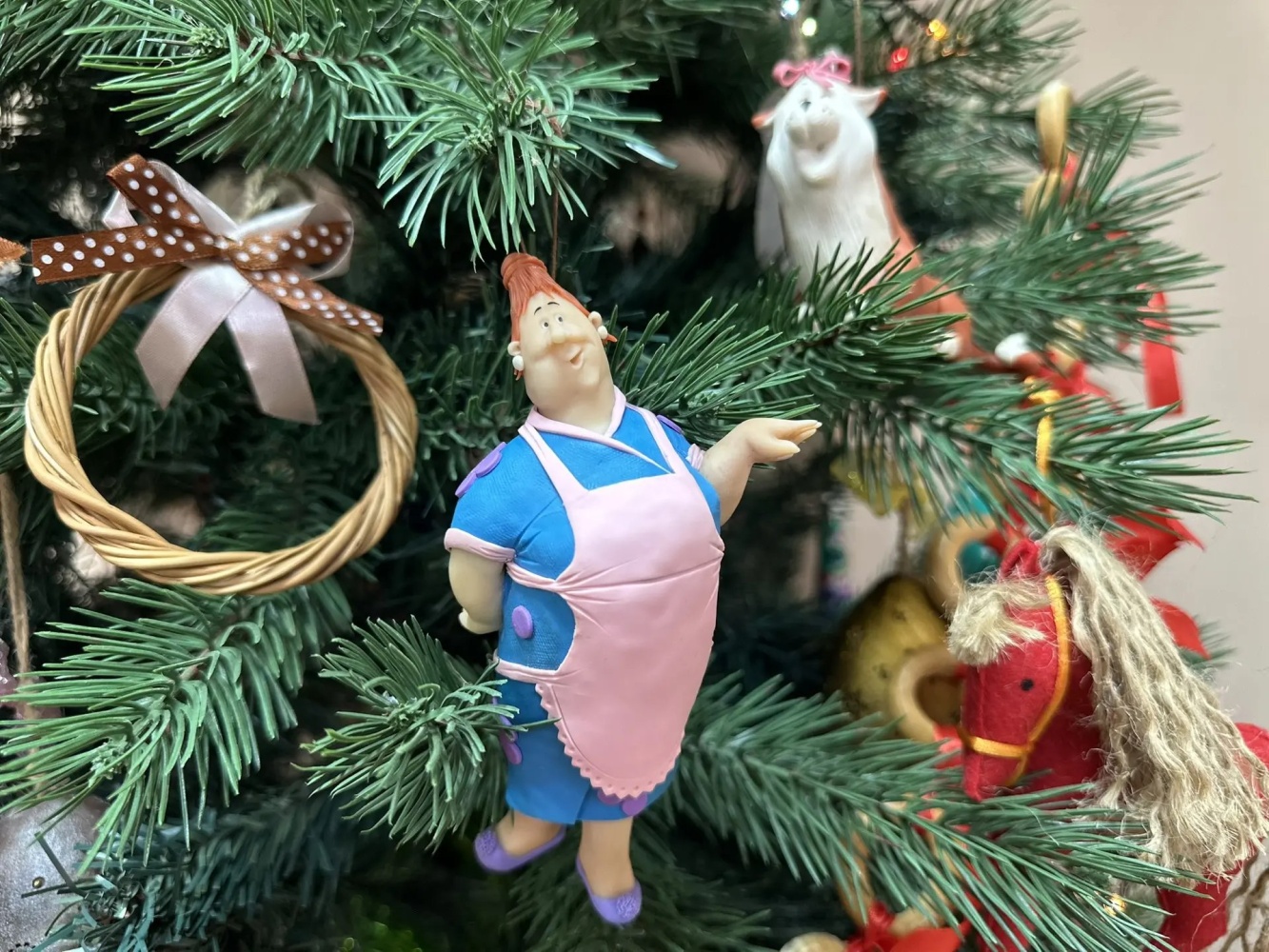 Винни Пух и Карлсон украсили ретро-елку в Астрахани