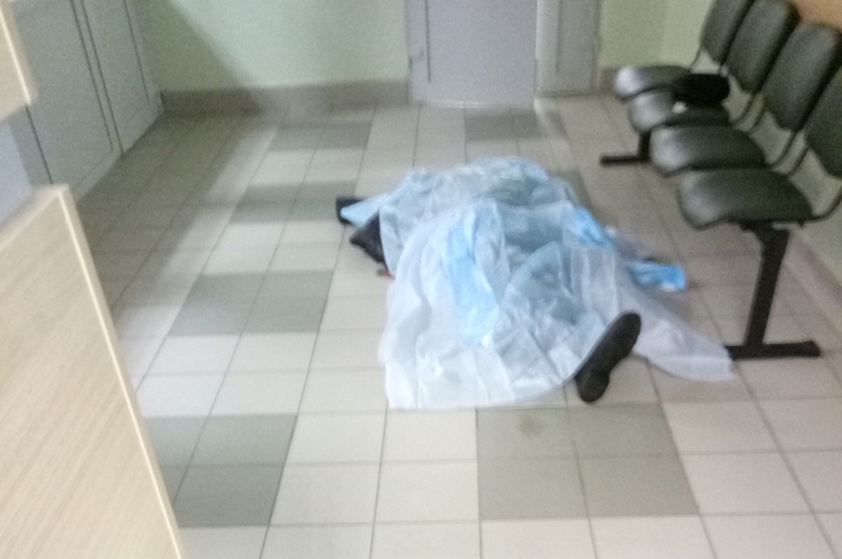 В поликлинике Астрахани пациент скончался прямо в коридоре после укола