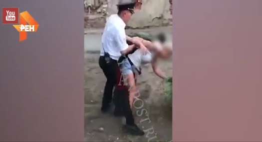 Астраханские полицейские объяснили, почему скрутили на улице девочку-подростка