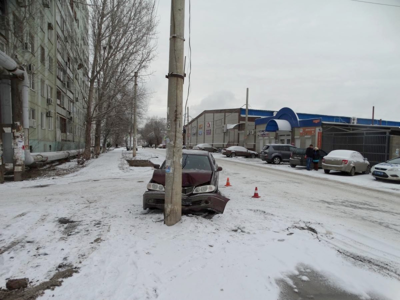В Астрахани автоледи протаранила столб