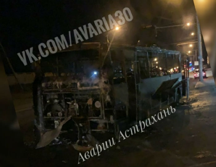 На Аэропортовском шоссе в Астрахани загорелся газпромовский автобус