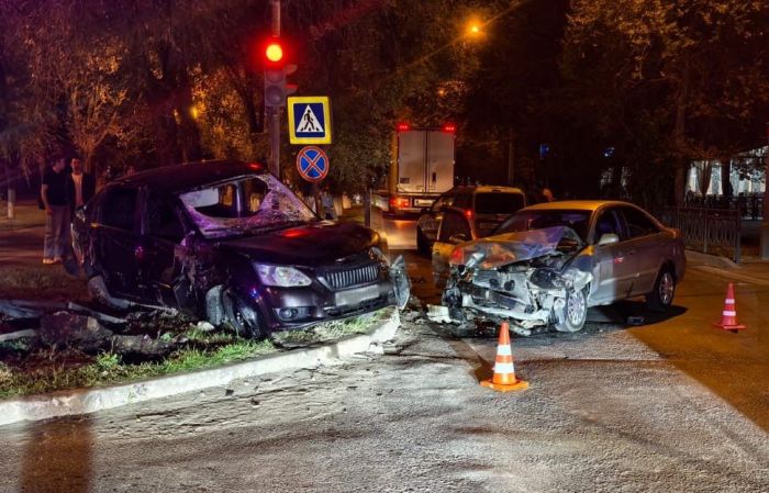 Вчера вечером после двух ДТП в Астрахани четырех человек отправили в больницу