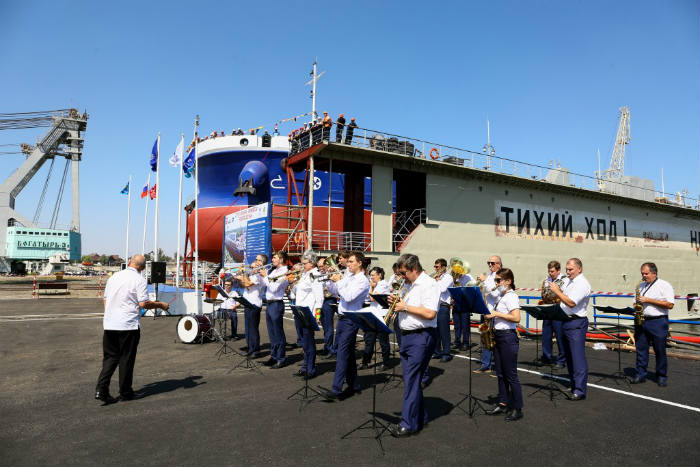 В Астрахани спустили на воду танкер-химовоз
