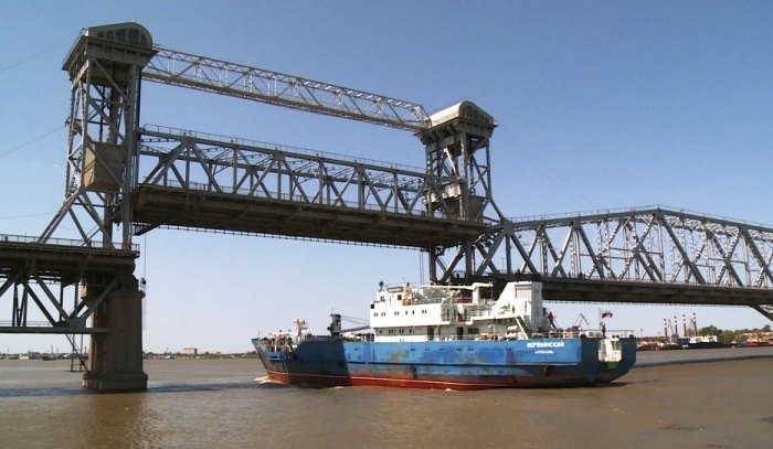 Завтра на два часа Старый мост в Астрахани разведут