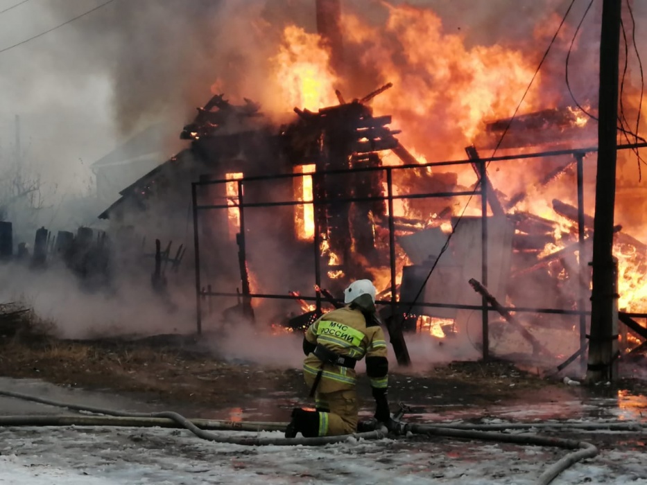 В Астрахани горит многоквартирный дом