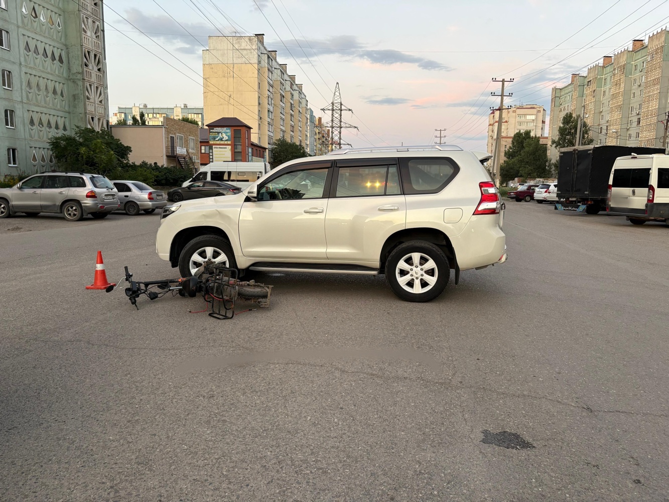 Подросток на электросамокате врезался в иномарку в Астрахани