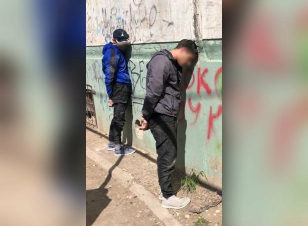 Полицейские задержали астраханцев, подозреваемых в покушении на сбыт наркотиков: видео