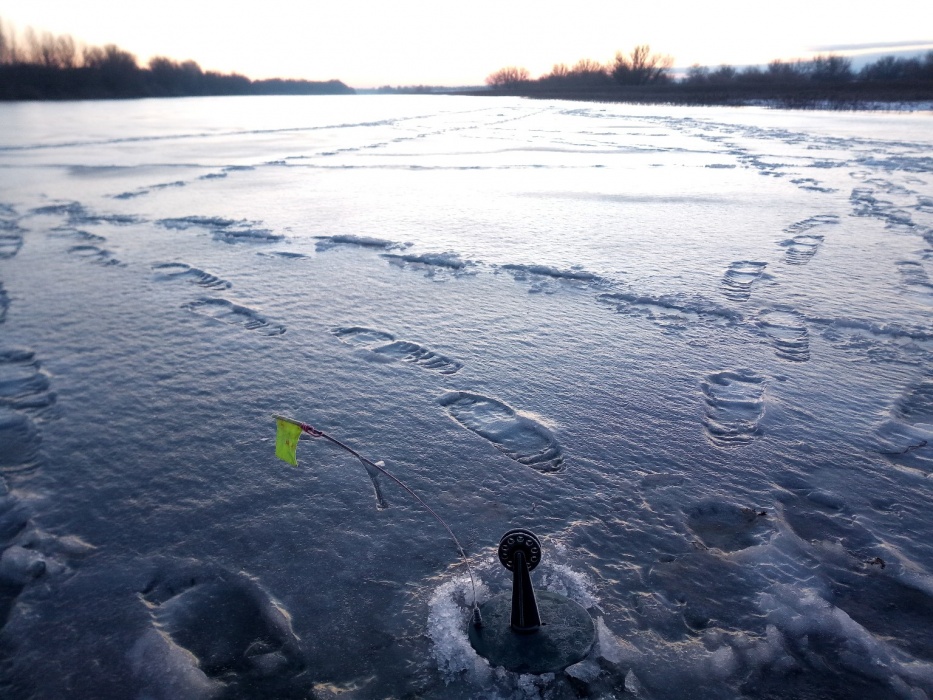 Астраханским рыбакам сообщили, где можно и нельзя рыбачить зимой