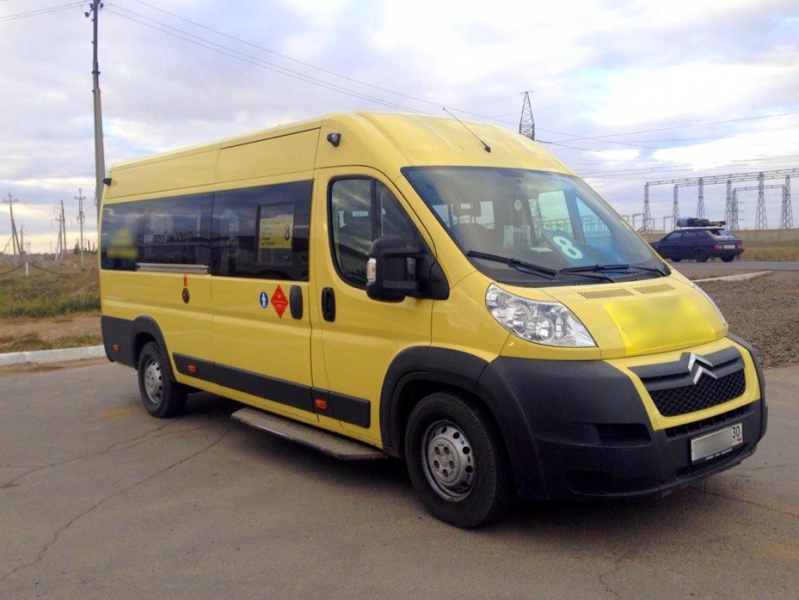 В Астраханской области водитель иномарки врезался в маршрутку и скрылся