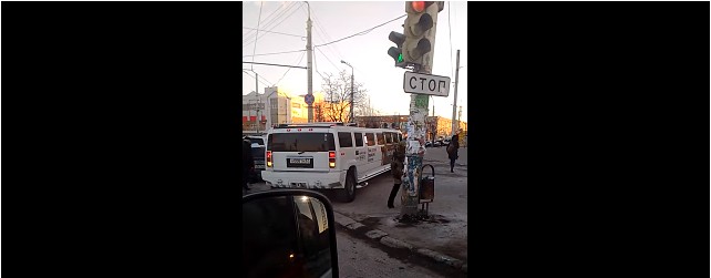 Наказание настигло водителя лимузина, катавшегося по тротуару в Астрахани