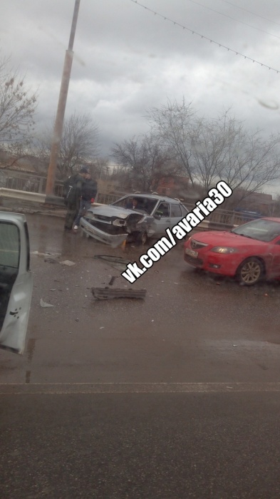 В Астрахани произошла серьёзная авария - машины разбиты в хлам