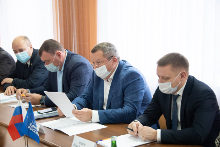 Ремонт дорог и строительство детсадов: Игорь Мартынов провел прием граждан