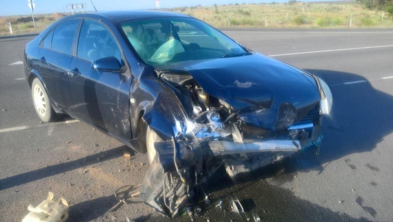 Под Астраханью автомобиль снес дорожный знак