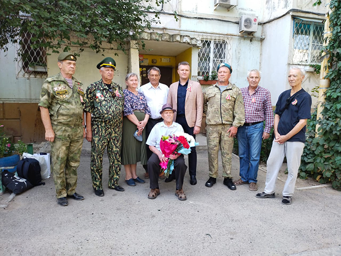 Астраханцы прошли парадом в Военном городке