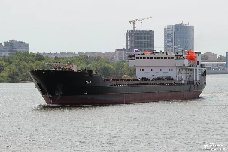 Застрявший три недели назад под Астраханью теплоход снялся с мели