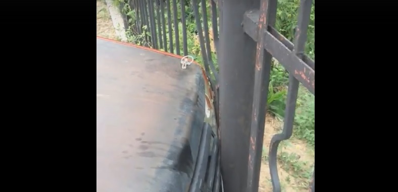 В Трусовском районе Астрахани автомобиль врезался в забор школы