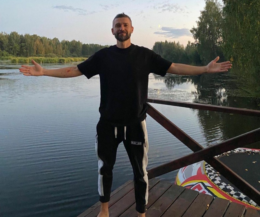 Лидер популярной рок-группы нулевых убрался в Астрахани