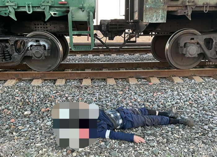 Астраханца насмерть сбил поезд