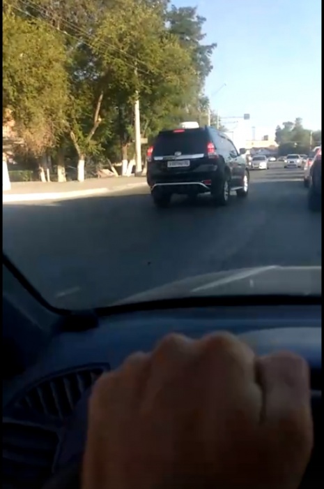 Самый умный. Астраханец на внедорожнике включил спецсигнал и выехал на встречку