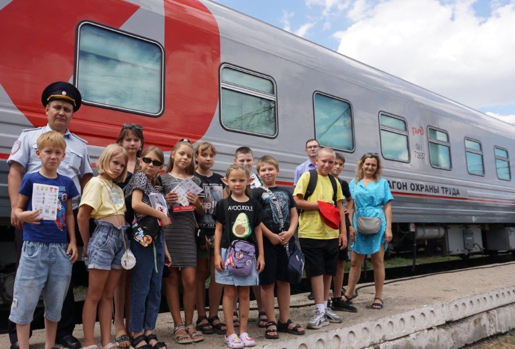 Профилактические уроки в вагоне охраны труда провели для астраханских подростков
