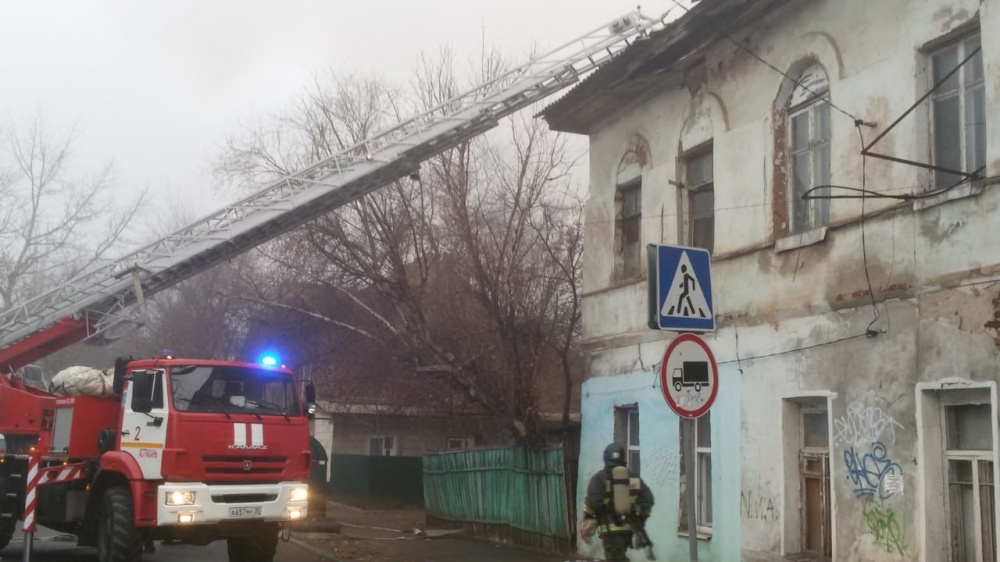 В центре Астрахани сгорел дом