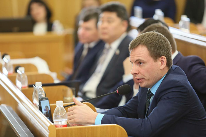 Депутат Астраханской облдумы Пётр Кириллов выходит из ЛДПР