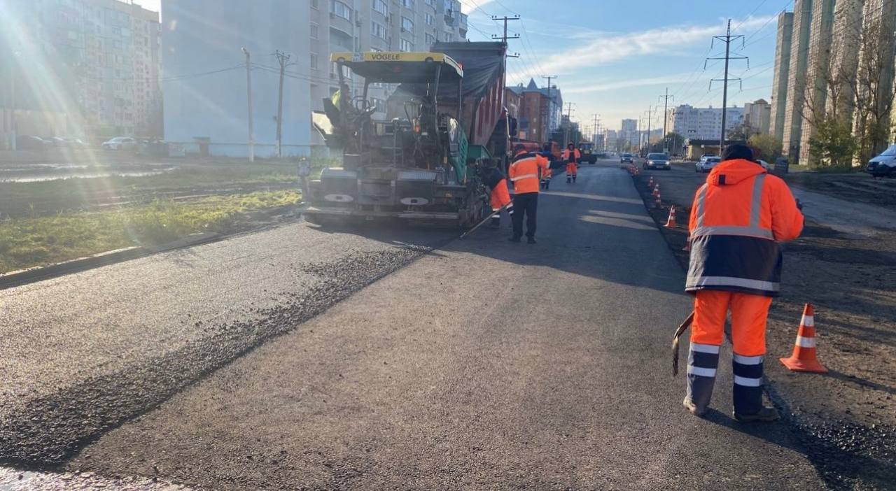На Куликова в Астрахани укладывают асфальт