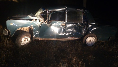 На железнодорожном переезде легковушка врезалась в локомотив