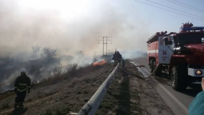 Кадры мощнейших пожаров в Астрахани: горели гаражи, балконы и камыш