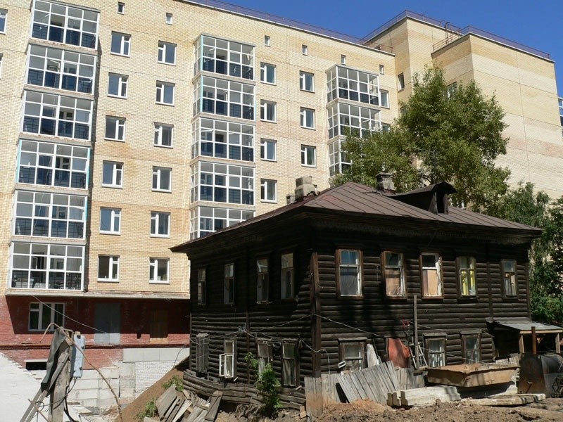 Мэрия Астрахани под давлением приставов переселила 9 горожан из аварийного жилья