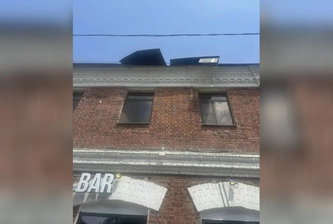Лист железа грозил сорваться на голову посетителям известного бара в Астрахани