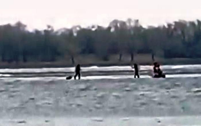 Недалеко от Астрахани трех рыбаков отнесло на льдине