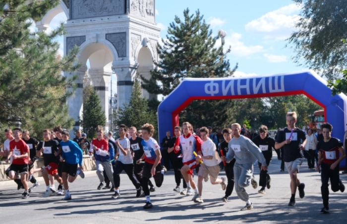 В Астрахани почти тысяча человек вышли на старт осенней городской эстафеты