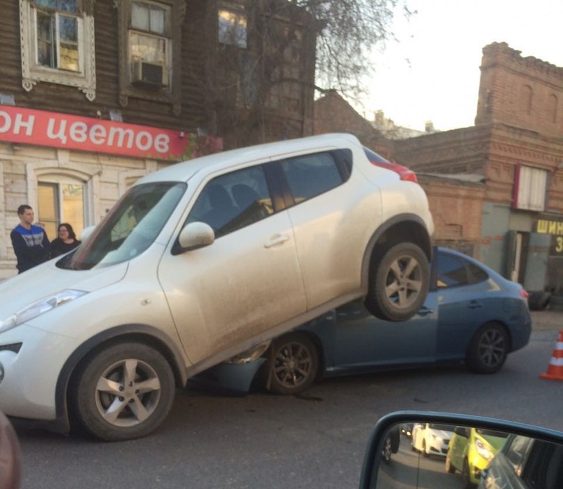 В центре Астрахани произошла серьезная авария: одна машина 