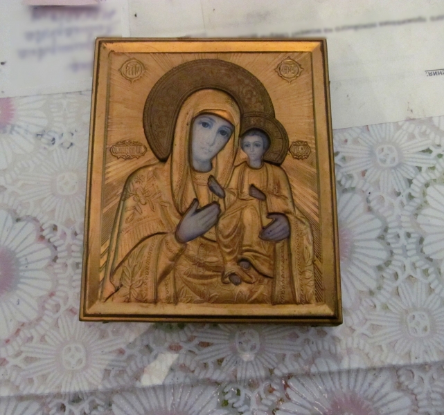 Женщина залезла в астраханский храм, выпила вина и украла икону