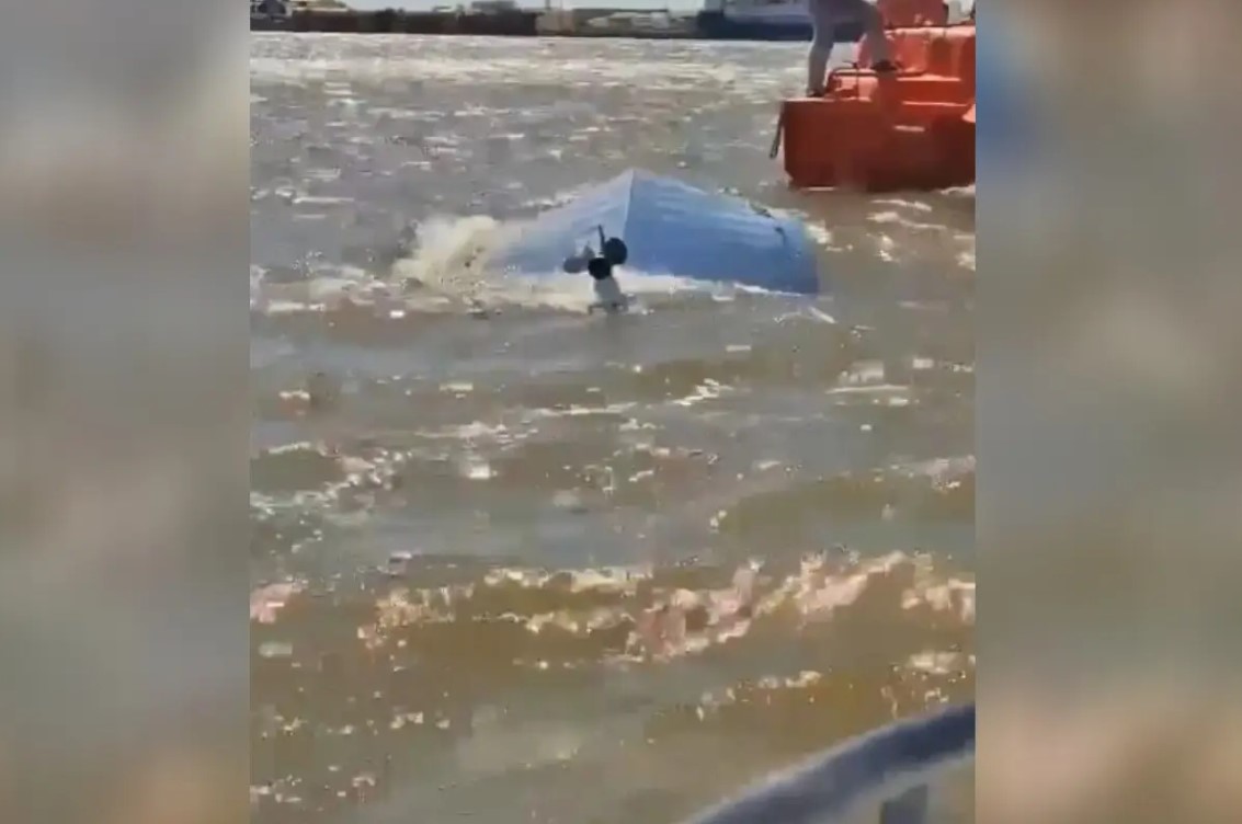 Водителя лодки, перевернувшейся с людьми на Волге в Астрахани, привлекли к ответственности