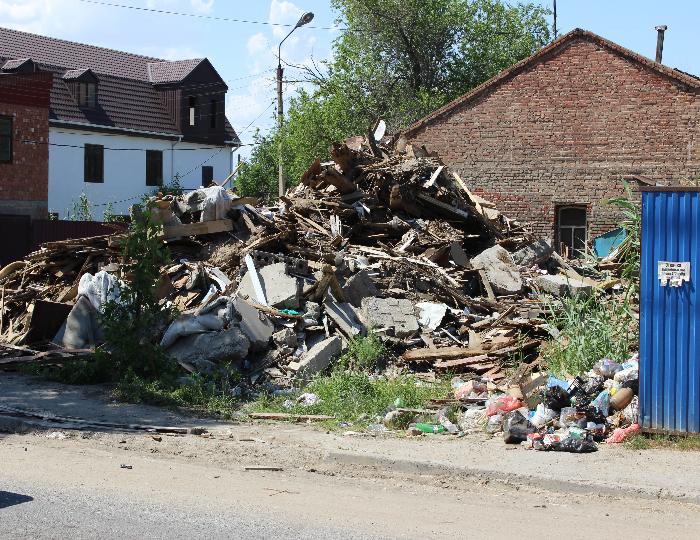 Астраханка жаловалась на свалку, а получит новое жилье. Ещё одна странная история про аварийные дома