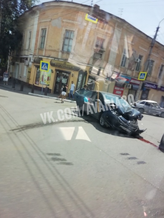 Страшное зрелище. В центре Астрахани произошла серьёзная авария из-за водителя-лихача